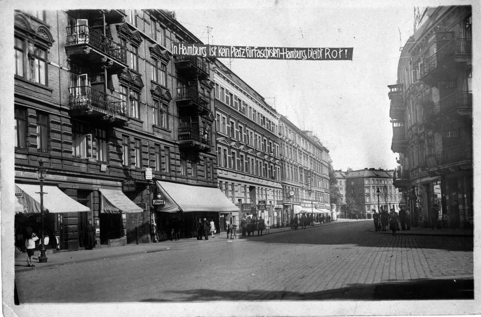 »In Hamburg ist kein Platz für Faschisten – Hamburg bleibt Rot« Transparent über die Herderstrasse in Hamburg Uhlenhorst.